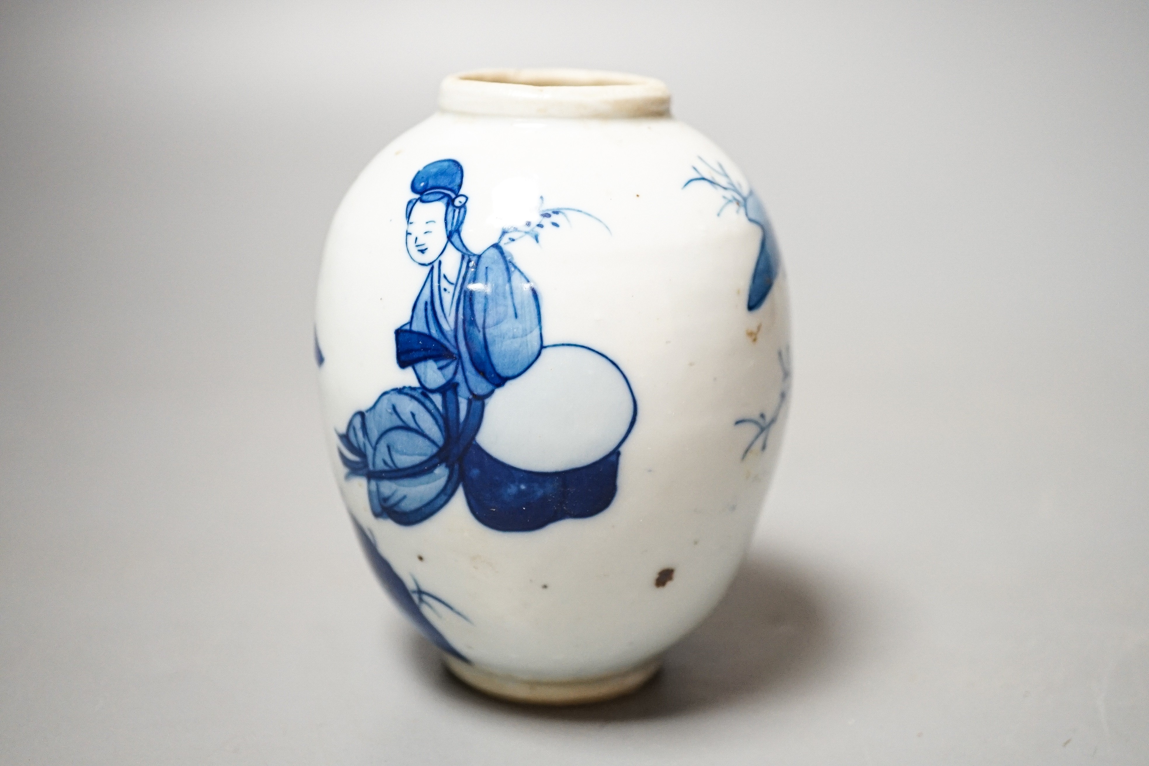 A small Chinese blue and white 'boys' vase 10cm